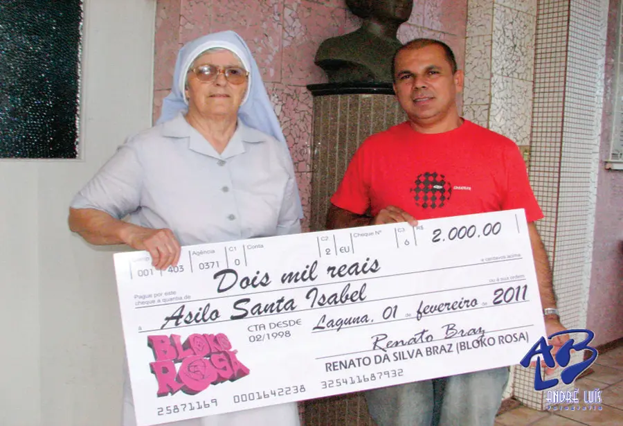 Entrega de doação do Bloko Rosa a uma entidade de Laguna