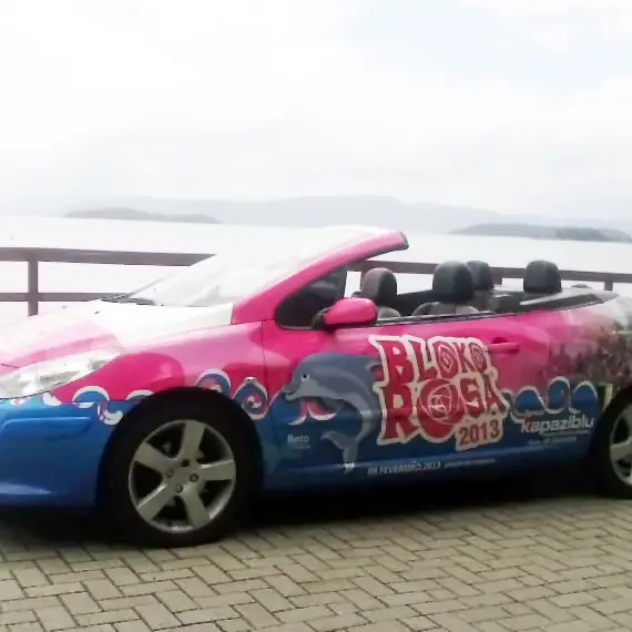 Carro conversível personalizado com a marca Bloko Rosa