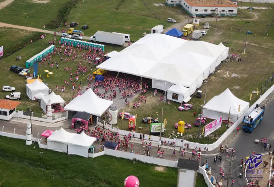 Vista aérea da estrutura do Bloko Rosa com tendas e público